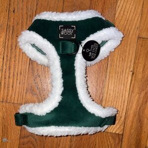 NWT Green Sherpa Medium Sassy Woof Harness